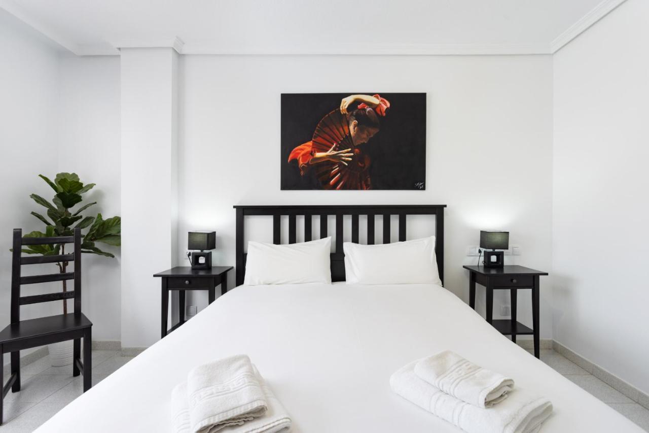 Black And White Apartment Free Wifi Лос-Крістіанос Екстер'єр фото