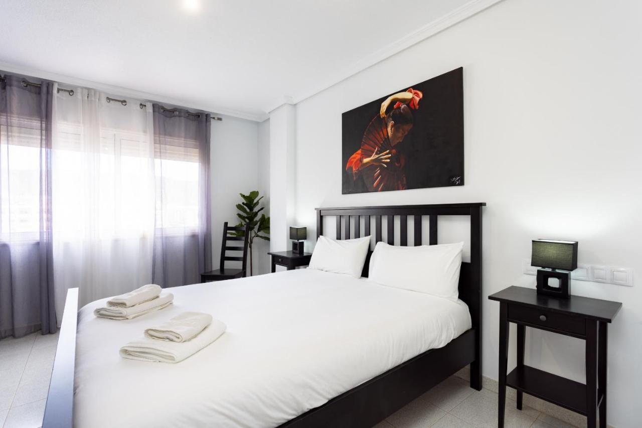 Black And White Apartment Free Wifi Лос-Крістіанос Екстер'єр фото