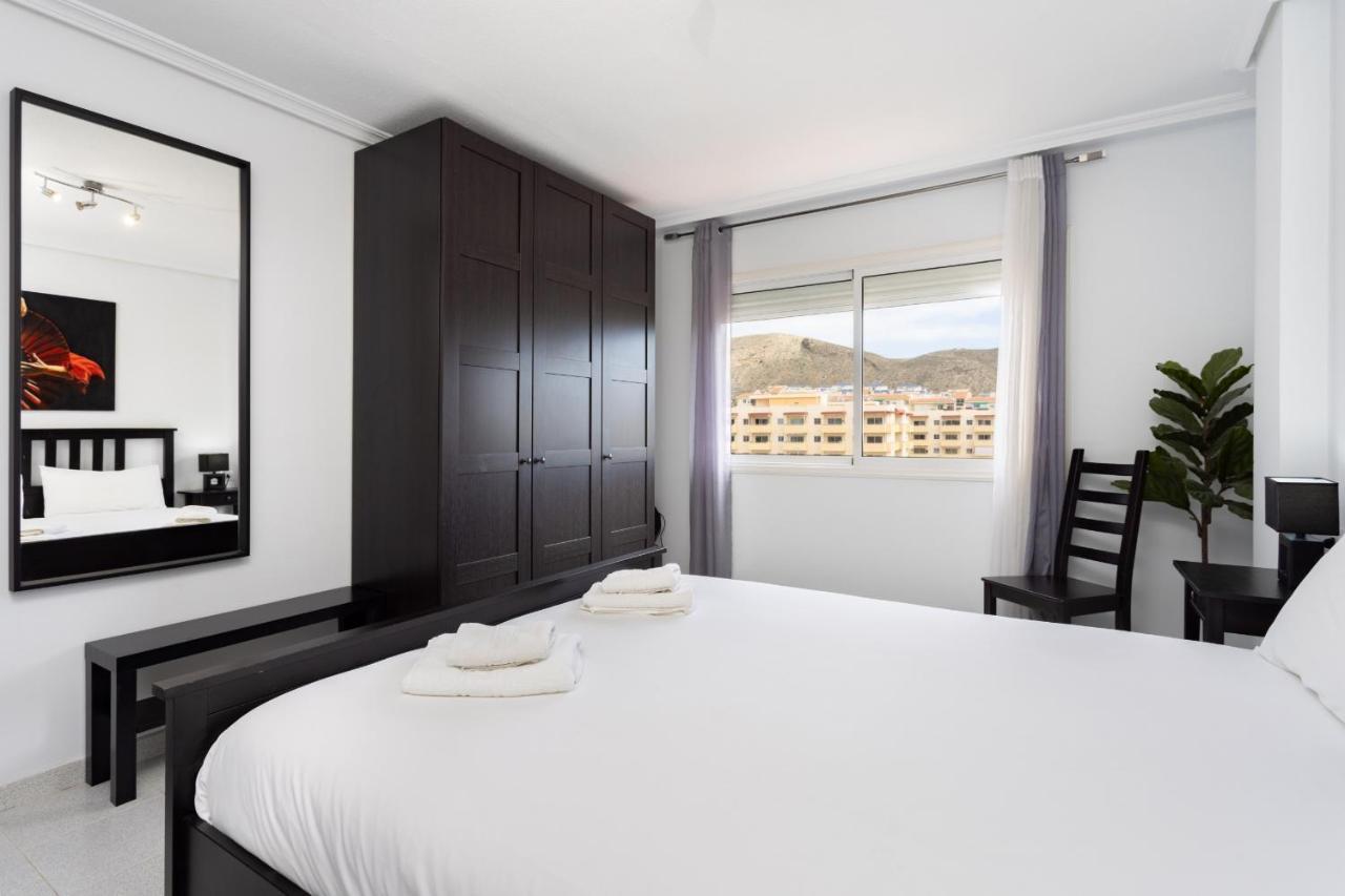 Black And White Apartment Free Wifi Лос-Крістіанос Екстер'єр фото