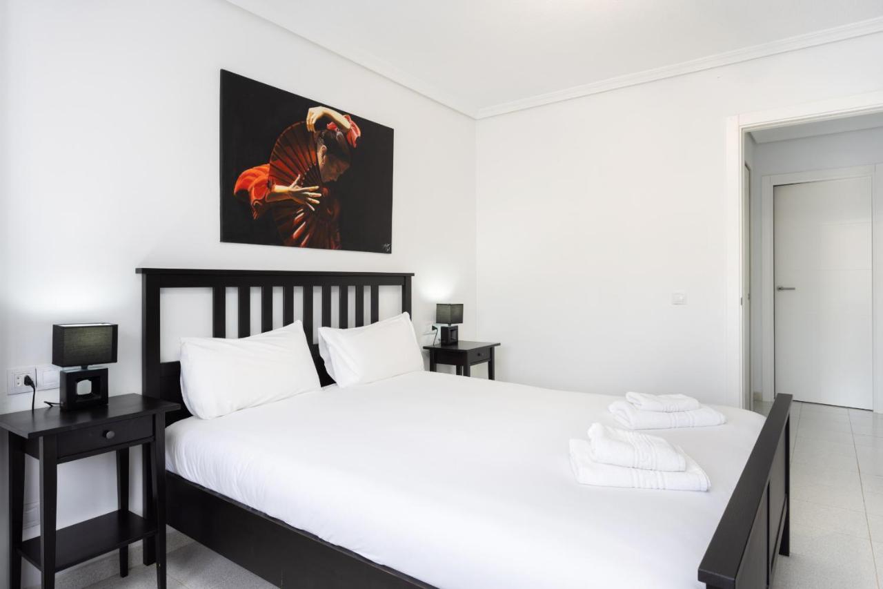 Black And White Apartment Free Wifi Лос-Крістіанос Екстер'єр фото
