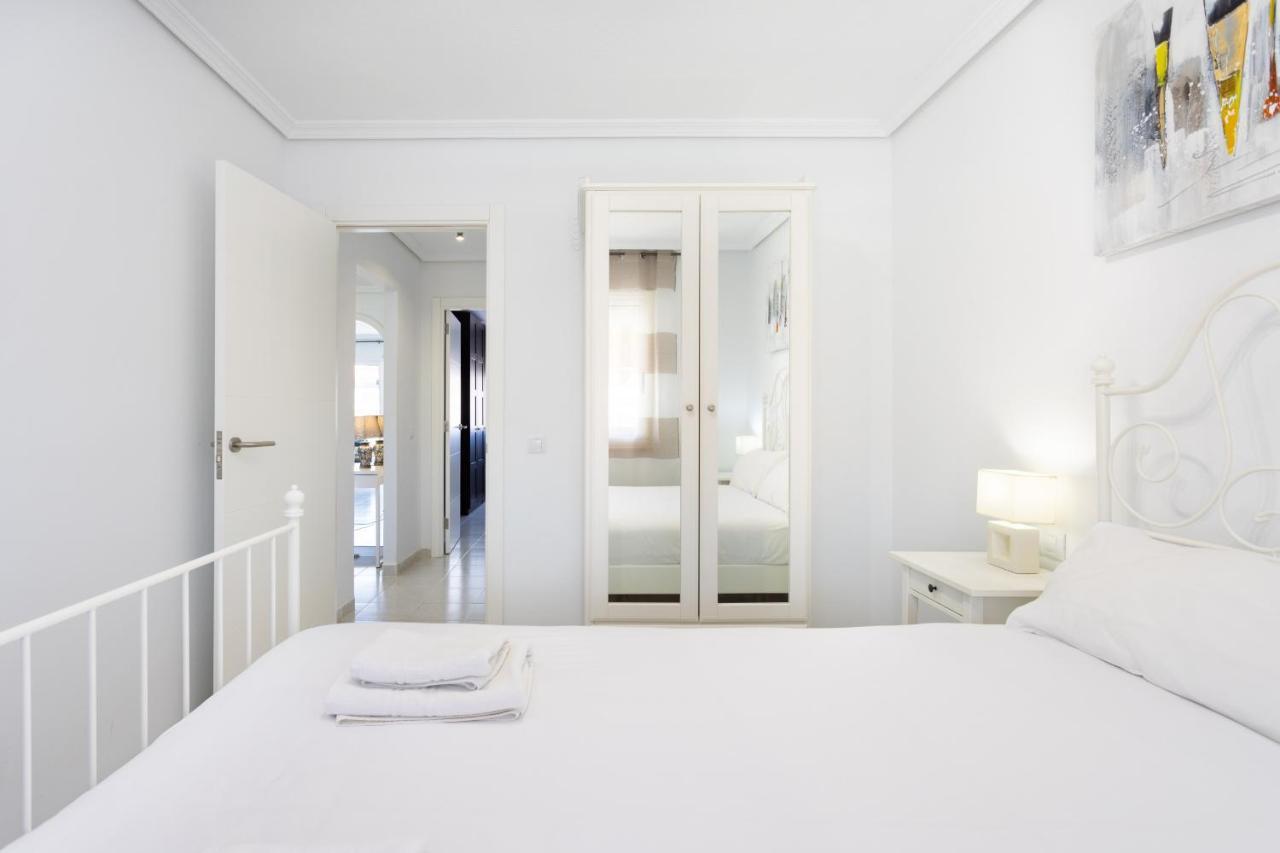 Black And White Apartment Free Wifi Лос-Крістіанос Екстер'єр фото